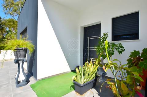 Moradia Térrea V3 com 2 Suítes e Garagem, em Lote de 1.033 m² – Vila Alegre, Fernão Ferro