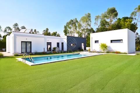 Moradia Térrea V3 com 2 Suítes e Garagem, em Lote de 1.033 m² – Vila Alegre, Fernão Ferro