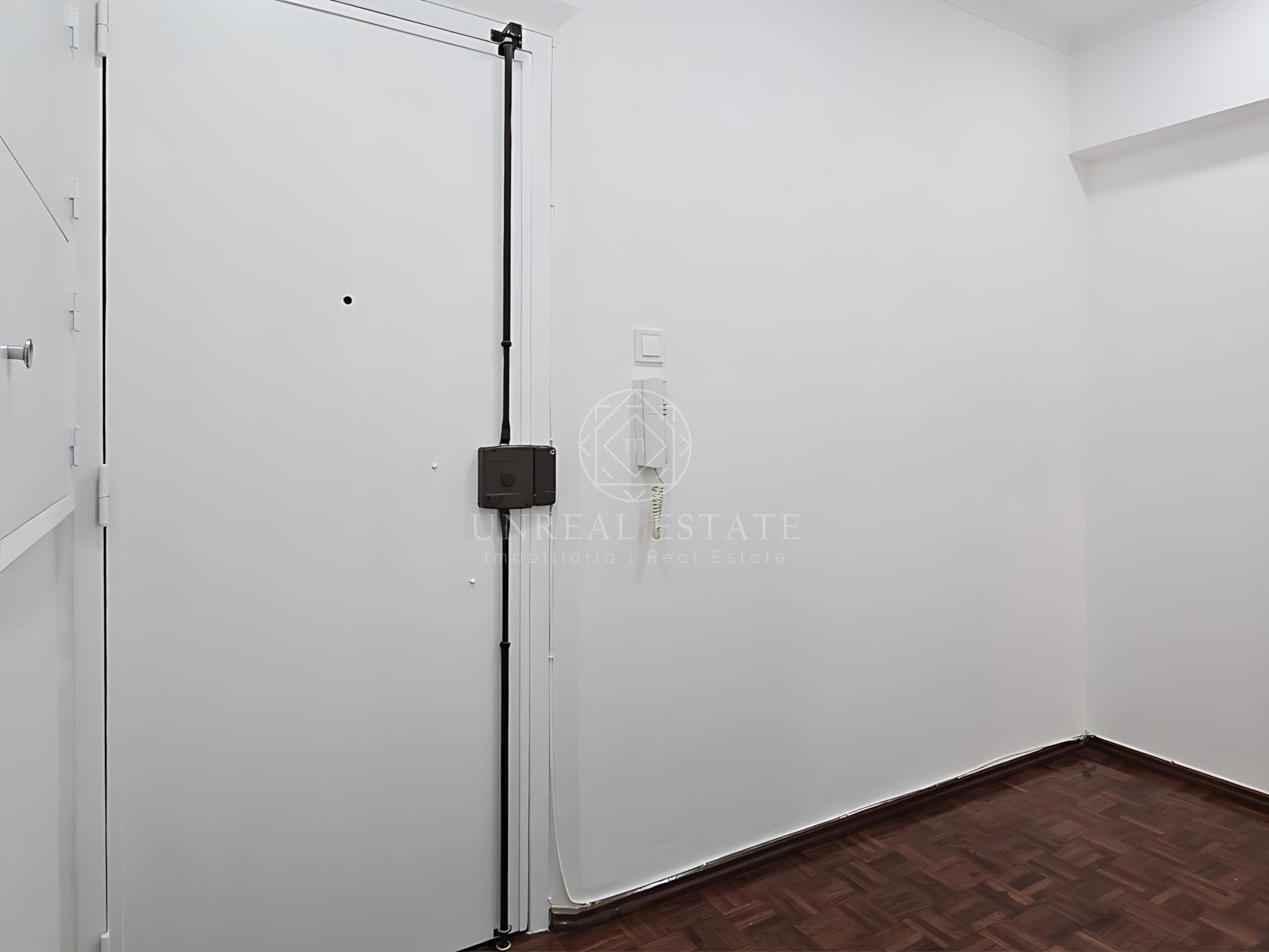Apartamento T3, para arrendamento, localizado no 2º piso, com uma área privativa de 92 m2,  em Algés