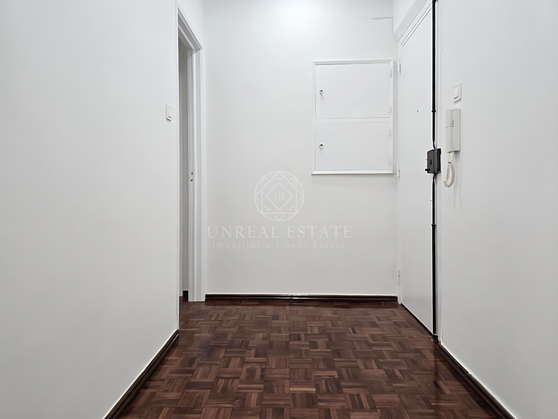 Apartamento T3, para arrendamento, localizado no 2º piso, com uma área privativa de 92 m2,  em Algés