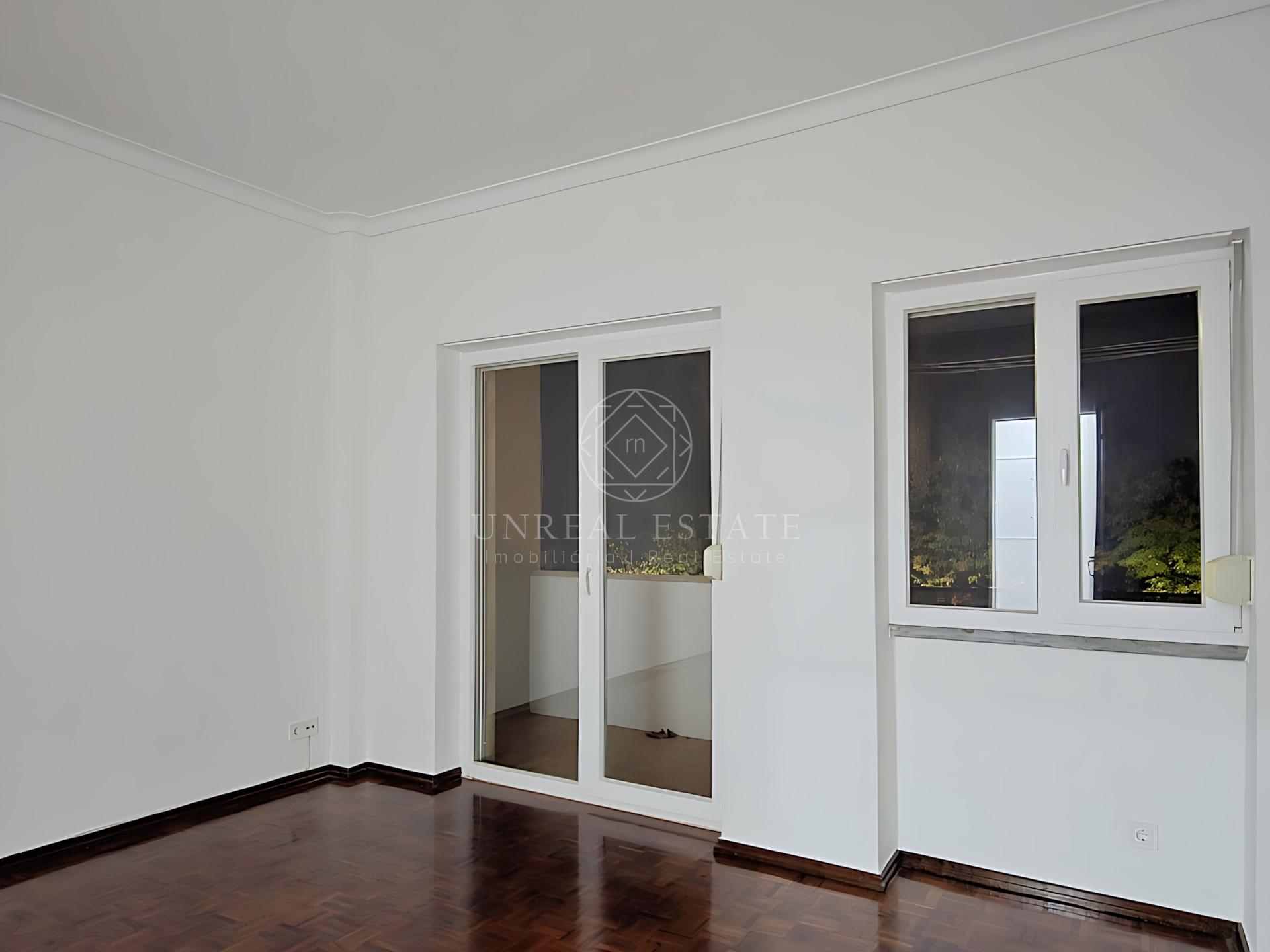 Apartamento T3, para arrendamento, localizado no 2º piso, com uma área privativa de 92 m2,  em Algés