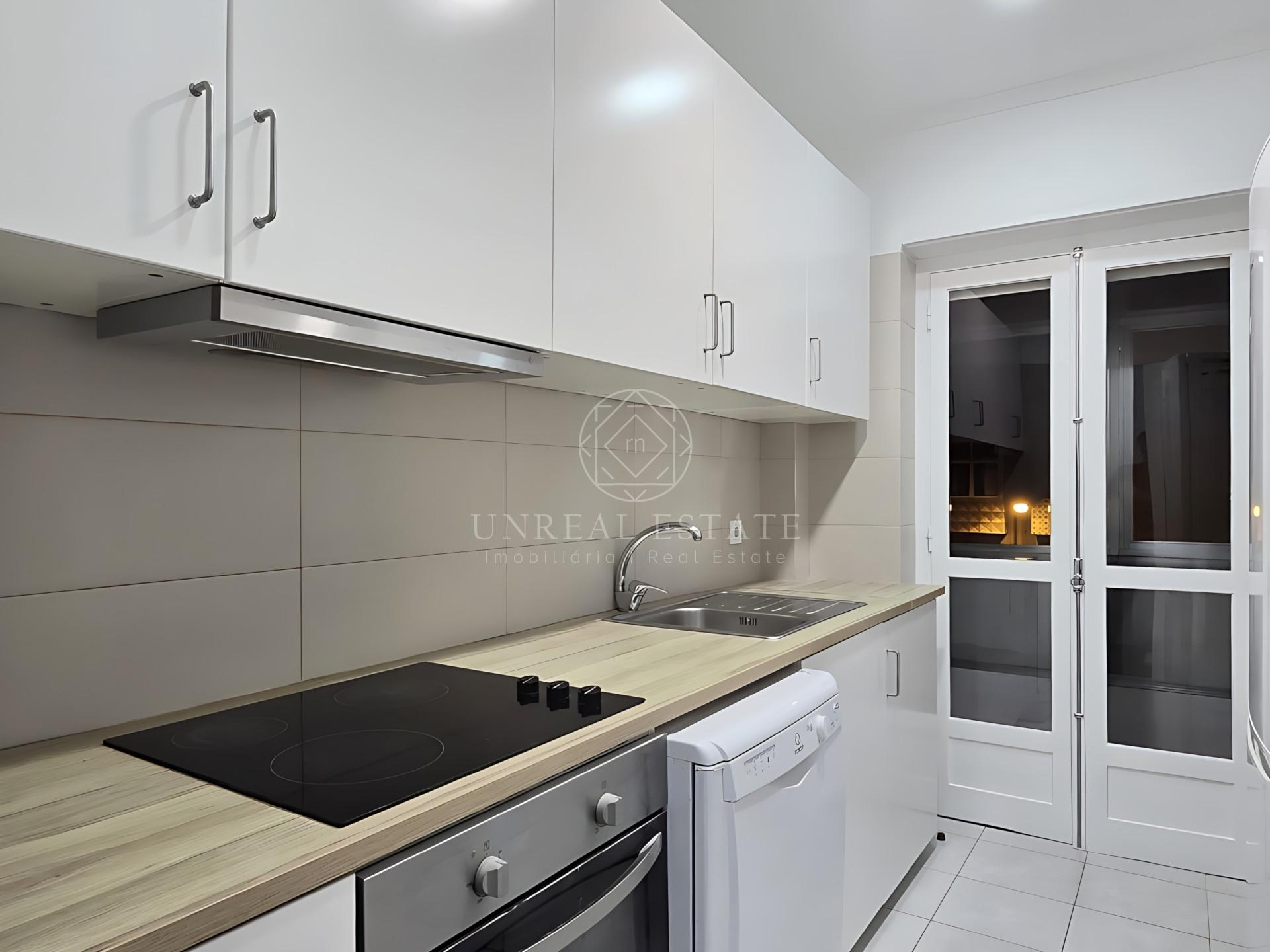 Apartamento T3, para arrendamento, localizado no 2º piso, com uma área privativa de 92 m2,  em Algés