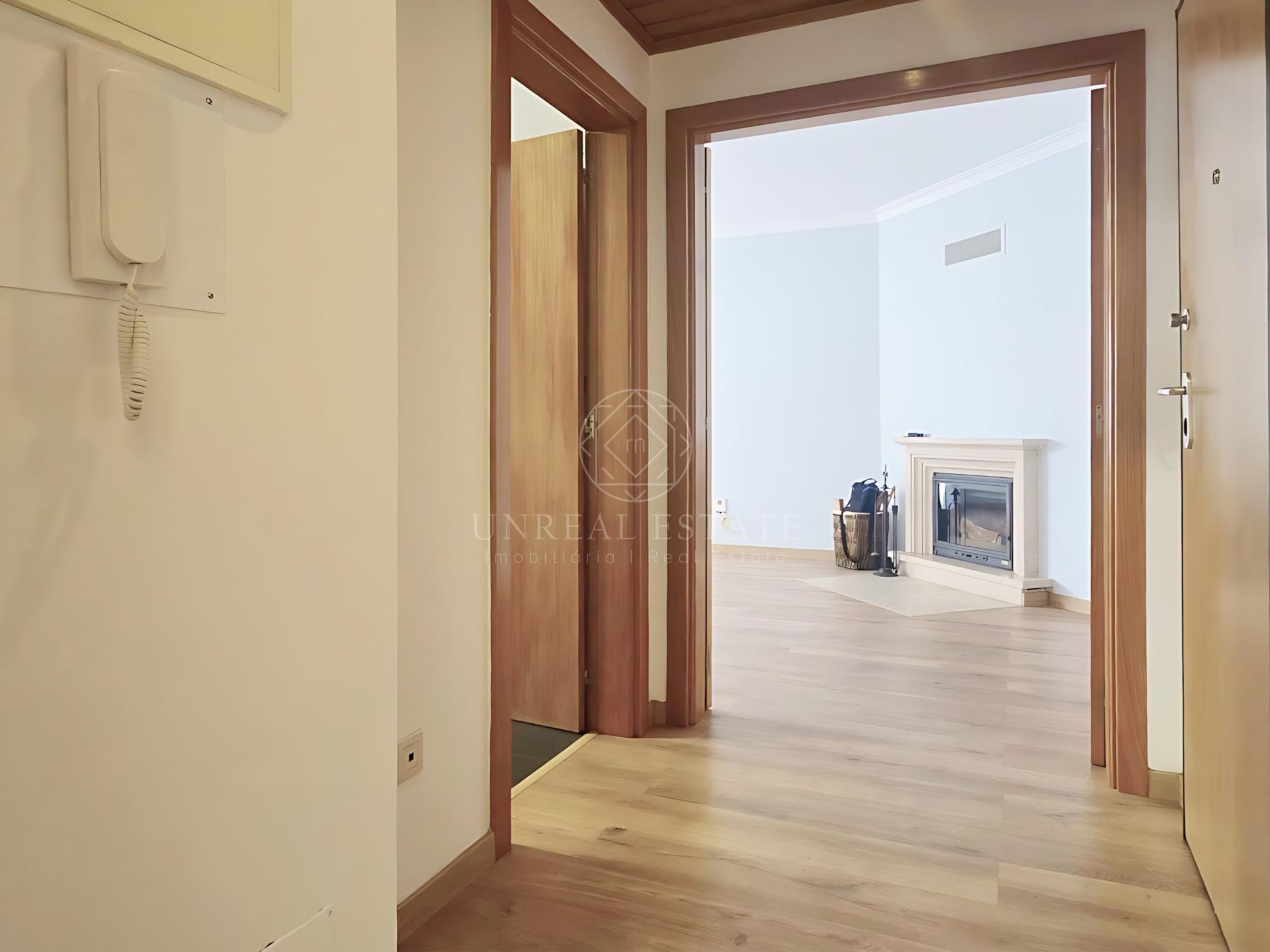 Apartamento T2 em Excelente estado de conservação, com elevador – Santa Marta do Pinhal, Corroios