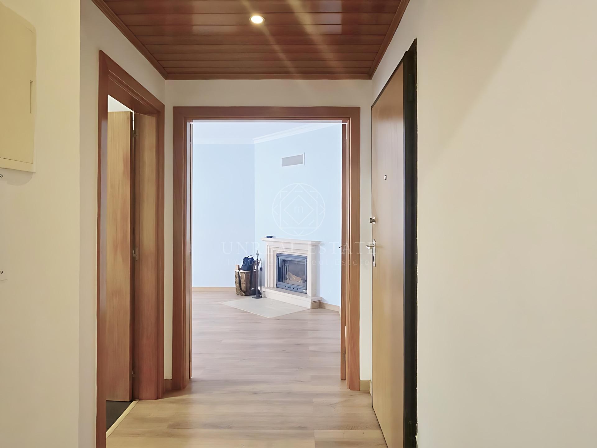 Apartamento T2 em Excelente estado de conservação, com elevador – Santa Marta do Pinhal, Corroios