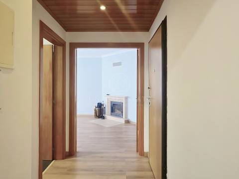 Apartamento T2 em Excelente estado de conservação, com elevador – Santa Marta do Pinhal, Corroios