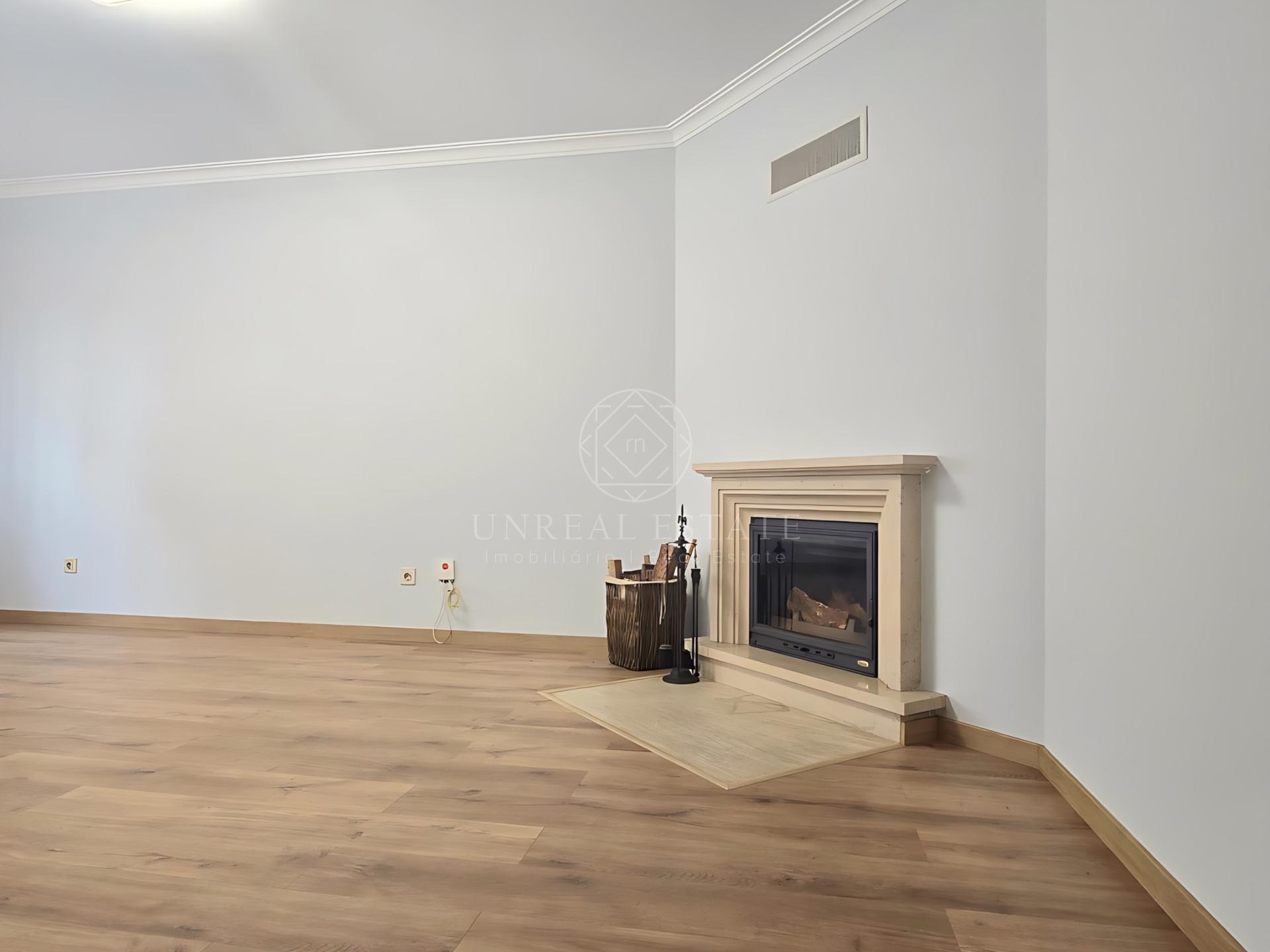 Apartamento T2 em Excelente estado de conservação, com elevador – Santa Marta do Pinhal, Corroios