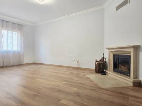 Apartamento T2 em Excelente estado de conservação, com elevador – Santa Marta do Pinhal, Corroios