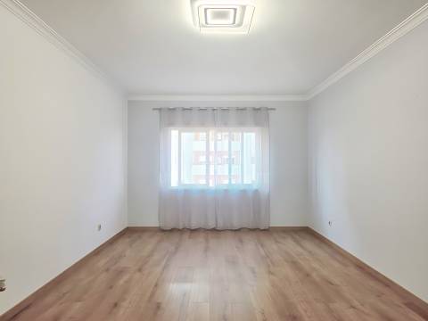 Apartamento T2 em Excelente estado de conservação, com elevador – Santa Marta do Pinhal, Corroios