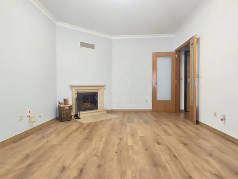 Apartamento T2 em Excelente estado de conservação, com elevador – Santa Marta do Pinhal, Corroios