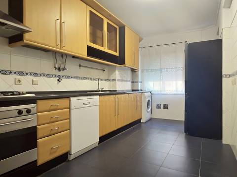 Apartamento T2 em Excelente estado de conservação, com elevador – Santa Marta do Pinhal, Corroios