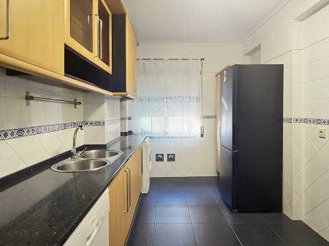 Apartamento T2 em Excelente estado de conservação, com elevador – Santa Marta do Pinhal, Corroios