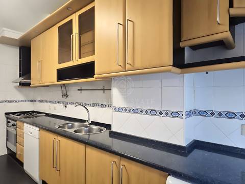 Apartamento T2 em Excelente estado de conservação, com elevador – Santa Marta do Pinhal, Corroios