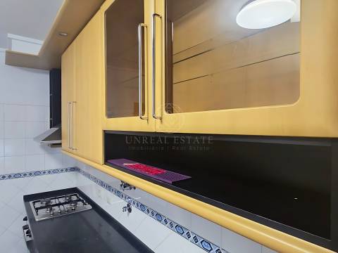 Apartamento T2 em Excelente estado de conservação, com elevador – Santa Marta do Pinhal, Corroios