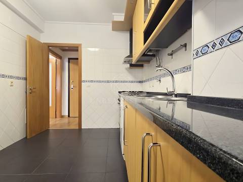 Apartamento T2 em Excelente estado de conservação, com elevador – Santa Marta do Pinhal, Corroios