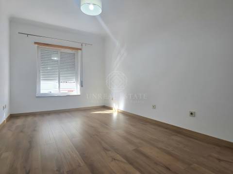 Apartamento T2 em Excelente estado de conservação, com elevador – Santa Marta do Pinhal, Corroios