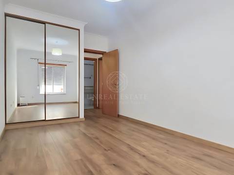 Apartamento T2 em Excelente estado de conservação, com elevador – Santa Marta do Pinhal, Corroios