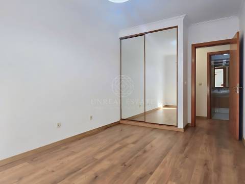 Apartamento T2 em Excelente estado de conservação, com elevador – Santa Marta do Pinhal, Corroios