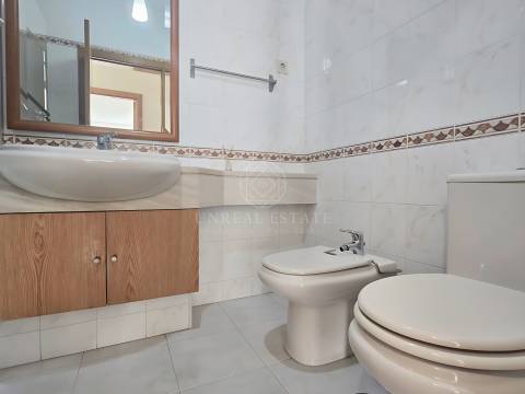 Apartamento T2 em Excelente estado de conservação, com elevador – Santa Marta do Pinhal, Corroios