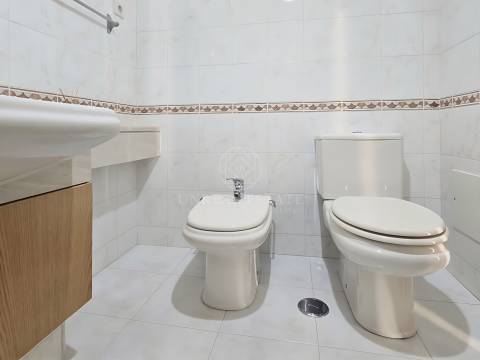 Apartamento T2 em Excelente estado de conservação, com elevador – Santa Marta do Pinhal, Corroios