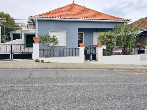 Moradia Isolada Unifamiliar T4 com Garagem e Anexo | Torres Novas