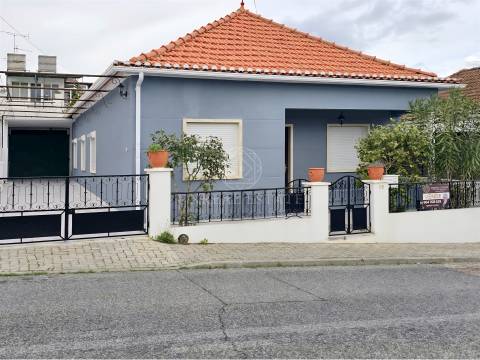 Moradia Isolada Unifamiliar T4 com Garagem e Anexo | Torres Novas