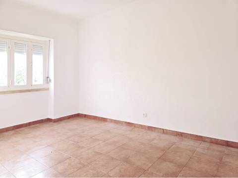 Moradia Isolada Unifamiliar T4 com Garagem e Anexo | Torres Novas