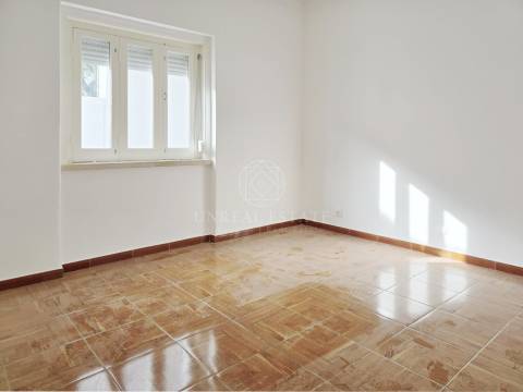 Moradia Isolada Unifamiliar T4 com Garagem e Anexo | Torres Novas