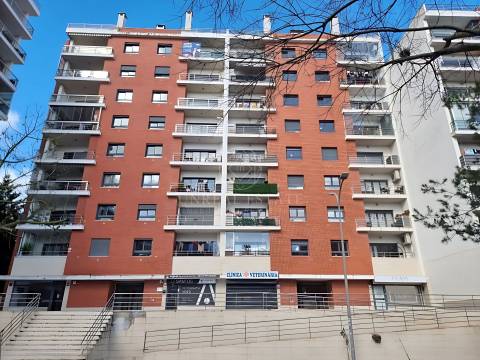 Apartamento T3, renovado, com varandas e 4 parqueamentos, Colinas do Cruzeiro – Odivelas