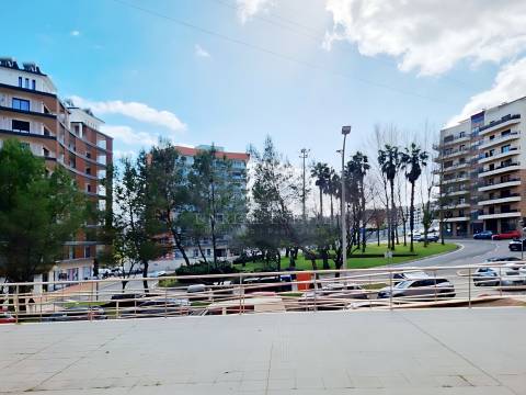 Apartamento T3, renovado, com varandas e 4 parqueamentos, Colinas do Cruzeiro – Odivelas