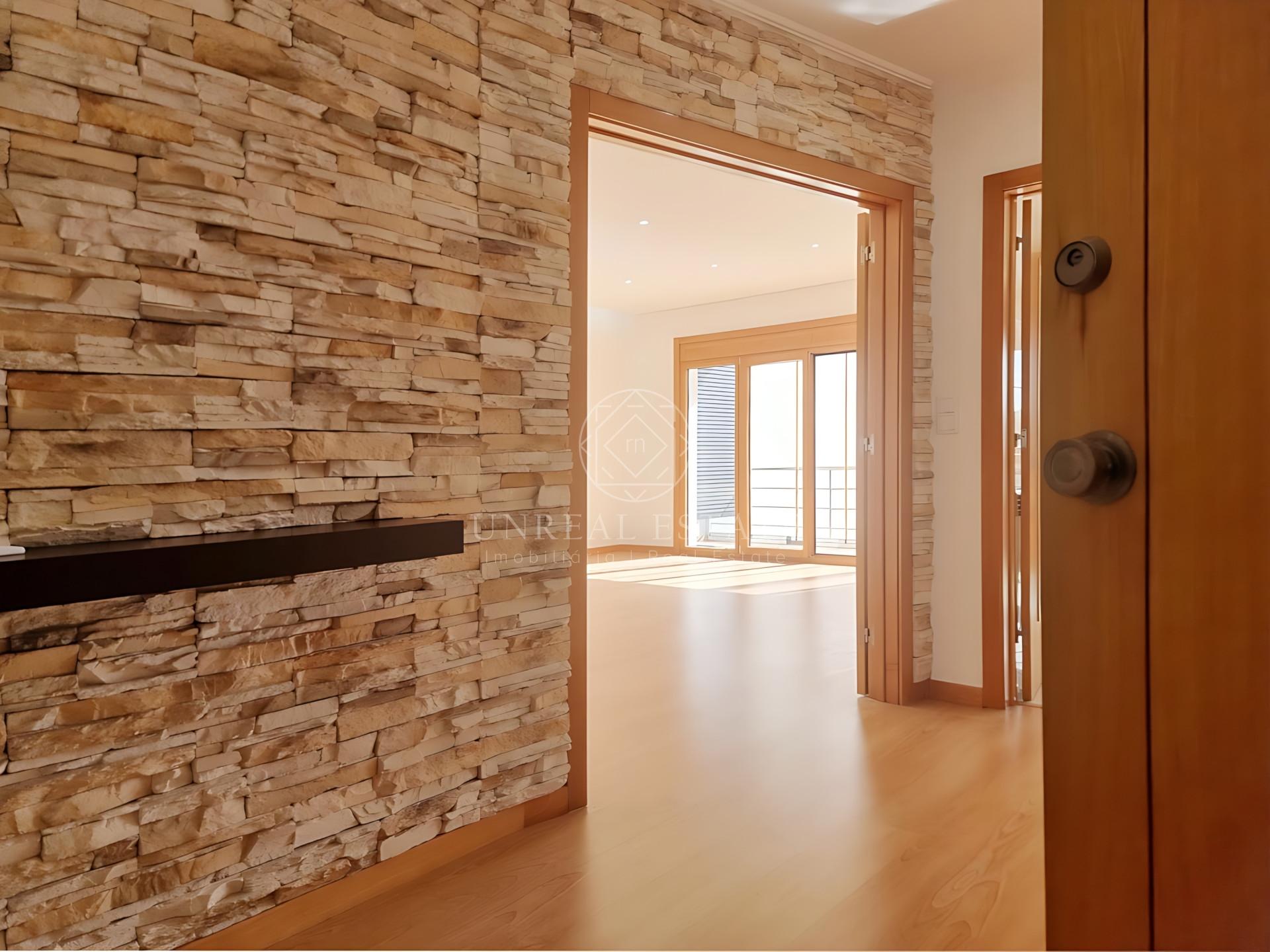 Apartamento T3, renovado, com varandas e 4 parqueamentos, Colinas do Cruzeiro – Odivelas