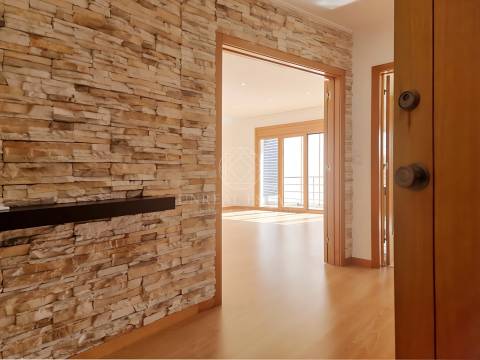 Apartamento T3, renovado, com varandas e 4 parqueamentos, Colinas do Cruzeiro – Odivelas