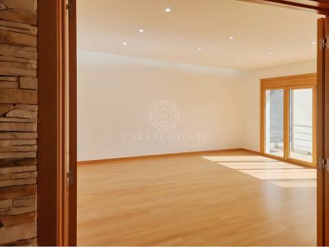 Apartamento T3, renovado, com varandas e 4 parqueamentos, Colinas do Cruzeiro – Odivelas