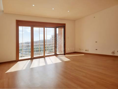 Apartamento T3, renovado, com varandas e 4 parqueamentos, Colinas do Cruzeiro – Odivelas