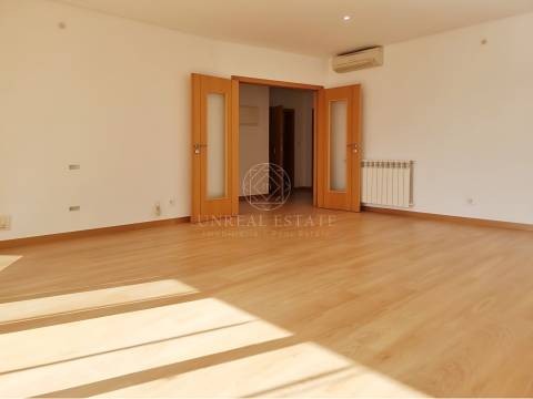 Apartamento T3, renovado, com varandas e 4 parqueamentos, Colinas do Cruzeiro – Odivelas