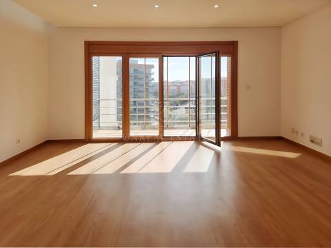 Apartamento T3, renovado, com varandas e 4 parqueamentos, Colinas do Cruzeiro – Odivelas