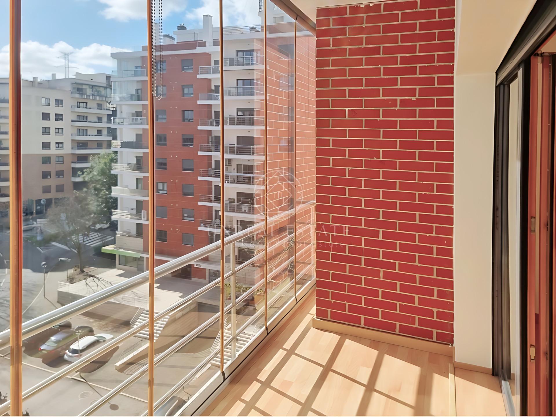 Apartamento T3, renovado, com varandas e 4 parqueamentos, Colinas do Cruzeiro – Odivelas