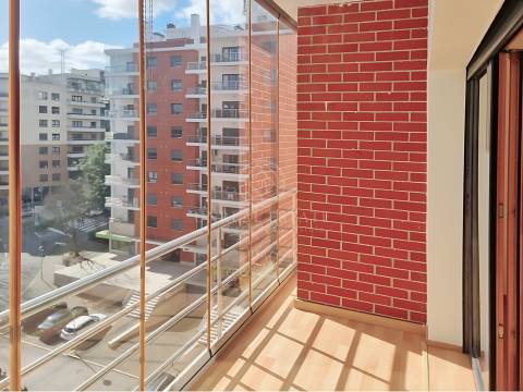 Apartamento T3, renovado, com varandas e 4 parqueamentos, Colinas do Cruzeiro – Odivelas