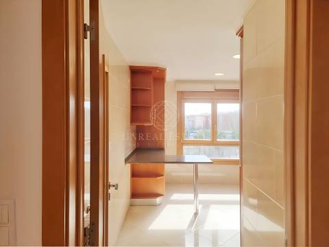 Apartamento T3, renovado, com varandas e 4 parqueamentos, Colinas do Cruzeiro – Odivelas