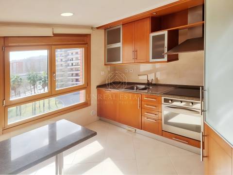 Apartamento T3, renovado, com varandas e 4 parqueamentos, Colinas do Cruzeiro – Odivelas