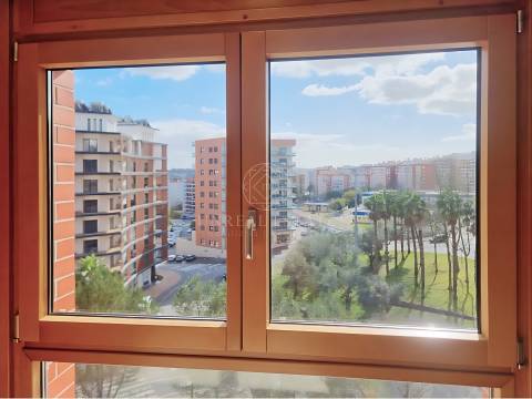 Apartamento T3, renovado, com varandas e 4 parqueamentos, Colinas do Cruzeiro – Odivelas