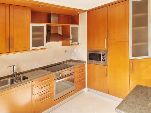 Apartamento T3, renovado, com varandas e 4 parqueamentos, Colinas do Cruzeiro – Odivelas