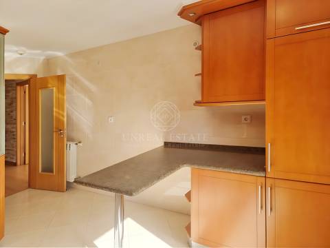 Apartamento T3, renovado, com varandas e 4 parqueamentos, Colinas do Cruzeiro – Odivelas