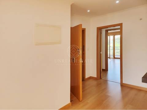 Apartamento T3, renovado, com varandas e 4 parqueamentos, Colinas do Cruzeiro – Odivelas