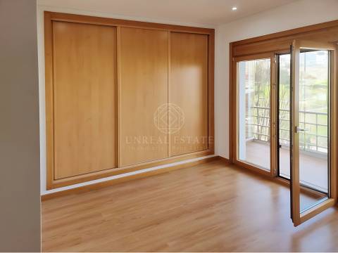 Apartamento T3, renovado, com varandas e 4 parqueamentos, Colinas do Cruzeiro – Odivelas