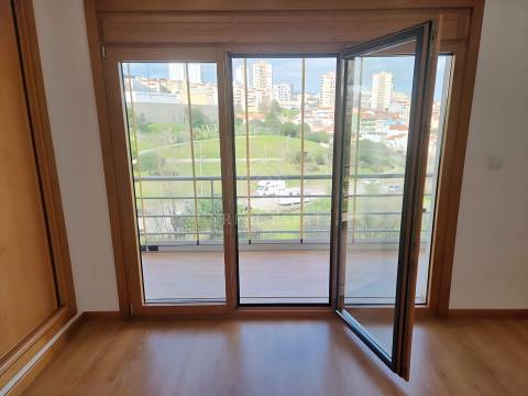 Apartamento T3, renovado, com varandas e 4 parqueamentos, Colinas do Cruzeiro – Odivelas