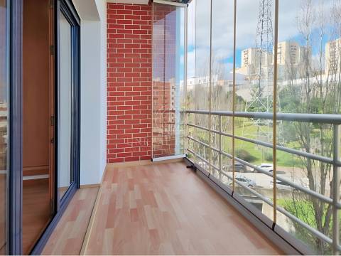 Apartamento T3, renovado, com varandas e 4 parqueamentos, Colinas do Cruzeiro – Odivelas