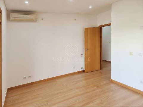 Apartamento T3, renovado, com varandas e 4 parqueamentos, Colinas do Cruzeiro – Odivelas