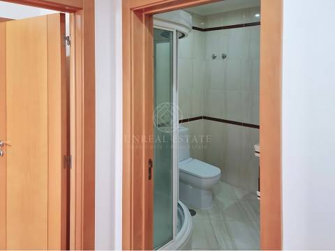 Apartamento T3, renovado, com varandas e 4 parqueamentos, Colinas do Cruzeiro – Odivelas