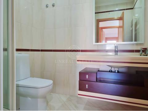 Apartamento T3, renovado, com varandas e 4 parqueamentos, Colinas do Cruzeiro – Odivelas