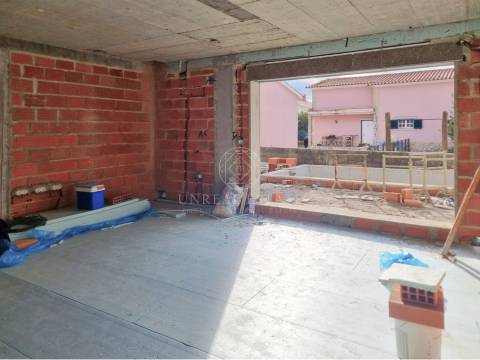 Moradia Geminada T4 Nova com Piscina e 3 Suítes em Redondos | Fernão Ferro